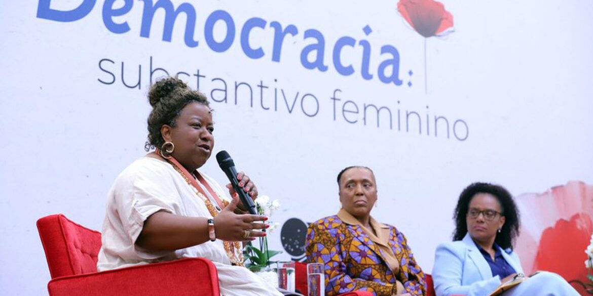 macae-evaristo-estimula-mulheres-a-disputar-espaco-em-todos-os-lugares