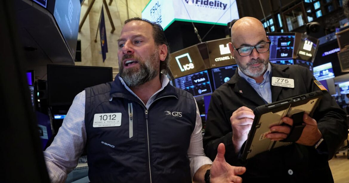 wall-street-sobe-com-recuperacao-de-acoes-de-tecnologia-e-apostas-crescentes-em-cortes-de-juros