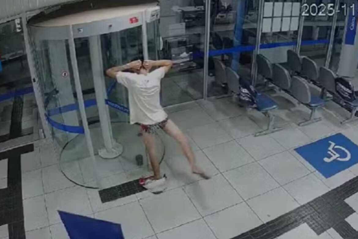 de-cueca,-ladrao-fica-preso-na-porta-giratoria-de-banco-e-acaba-preso