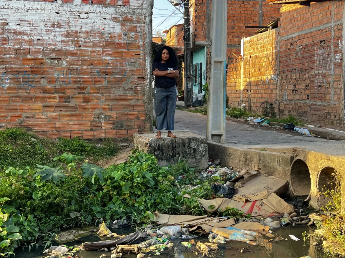 da-agua-que-some-ao-rio-que-engole:-violacoes-de-direitos-expoem-racismo-ambiental-e-moldam-cotidiano-de-mulheres-negras-amazonidas