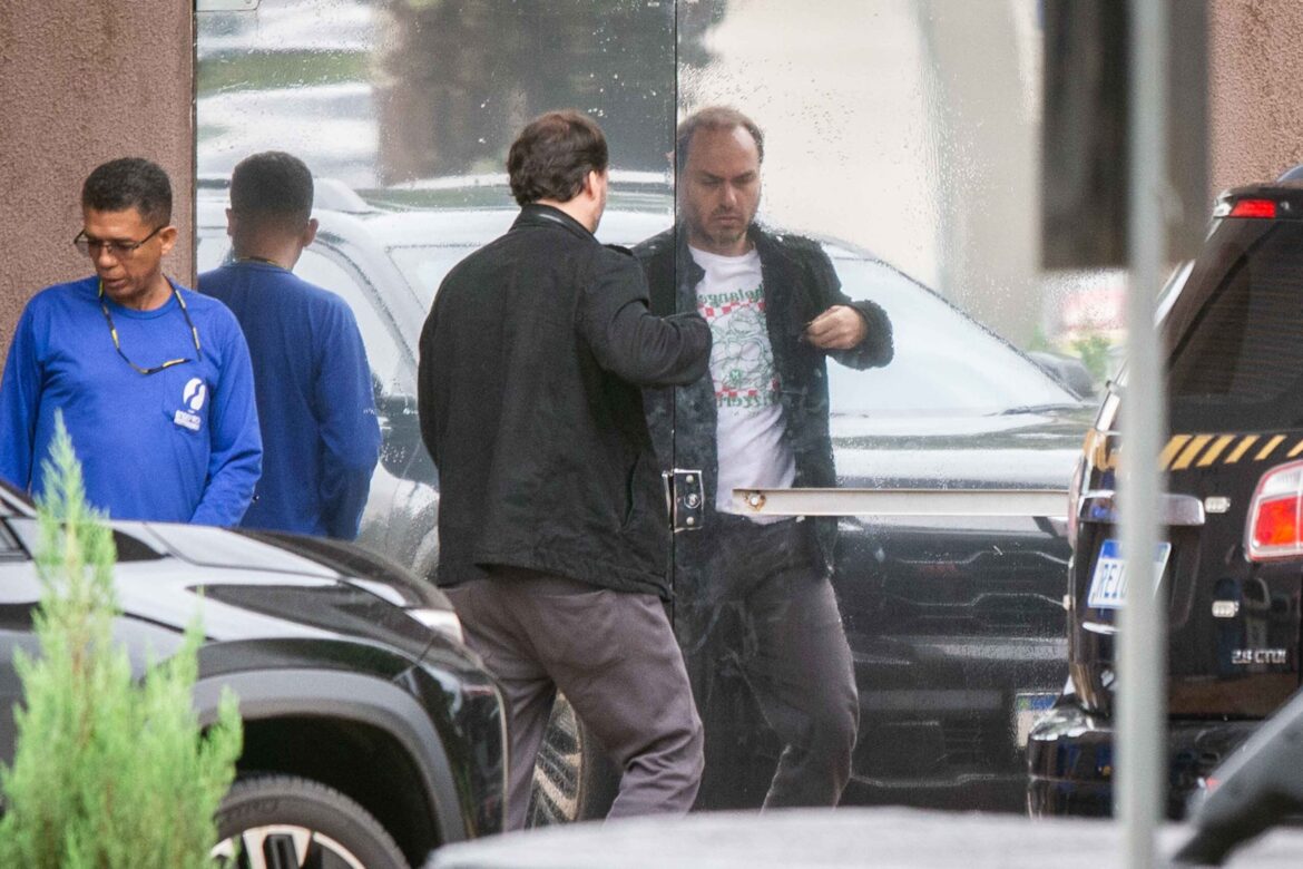 bolsonaro-esta-devastado-psicologicamente,-diz-carlos-apos-visita