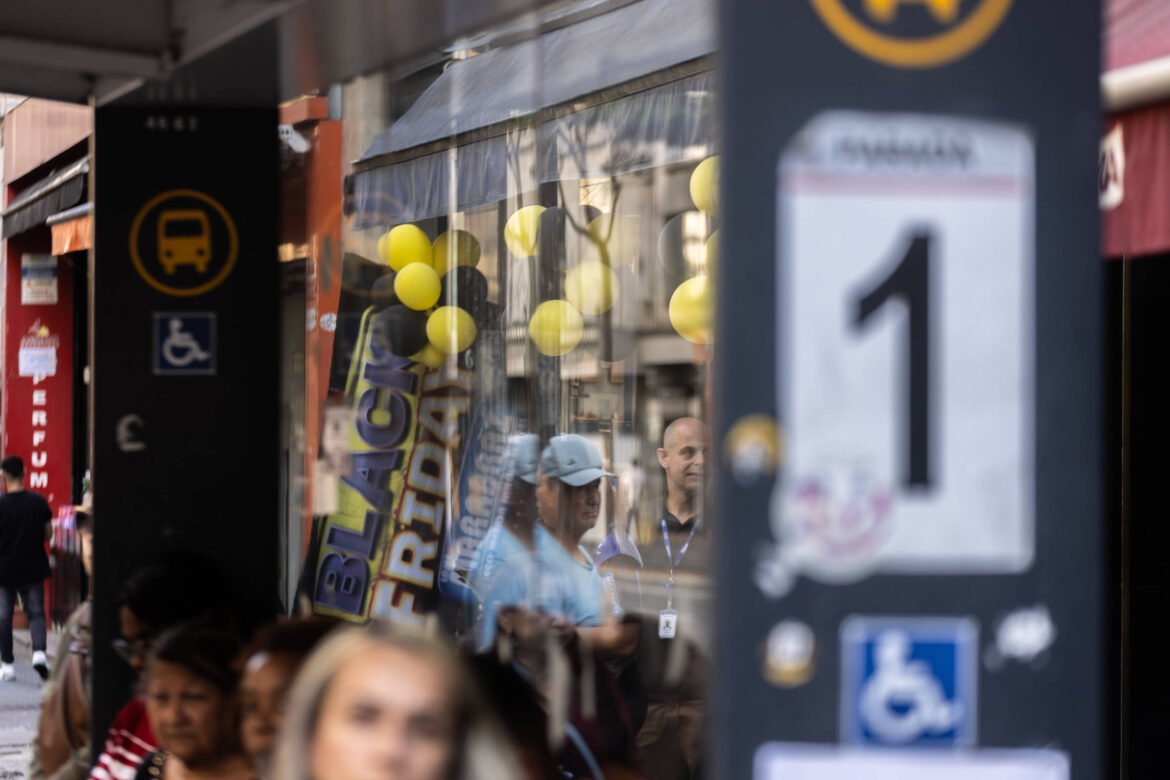 black-friday:-prefeitura-de-sp-pede-que-pessoas-quitem-dividas-ao-inves-de-fazer-novas