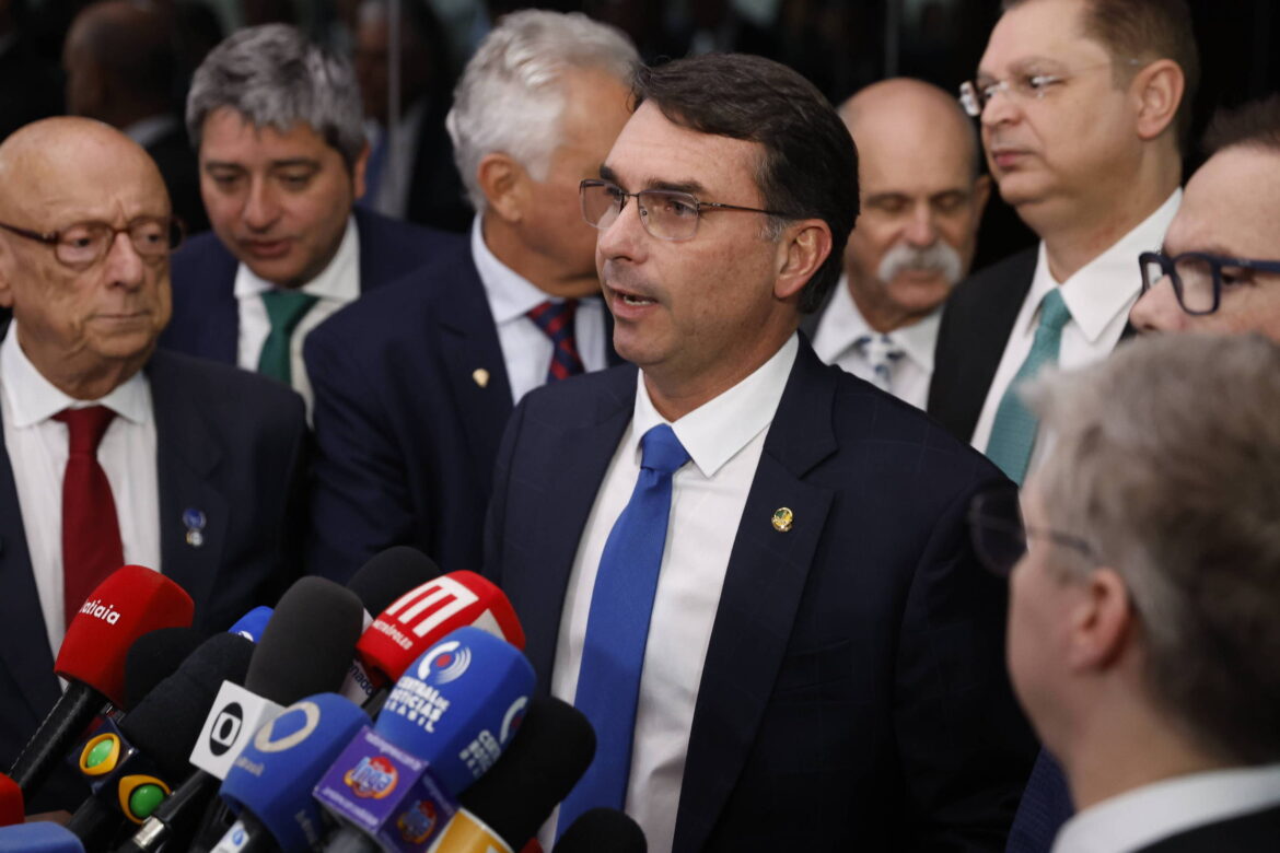 flavio-bolsonaro-diz-que-afastamento-de-motta-e-alcolumbre-de-lula-pode-favorecer-anistia