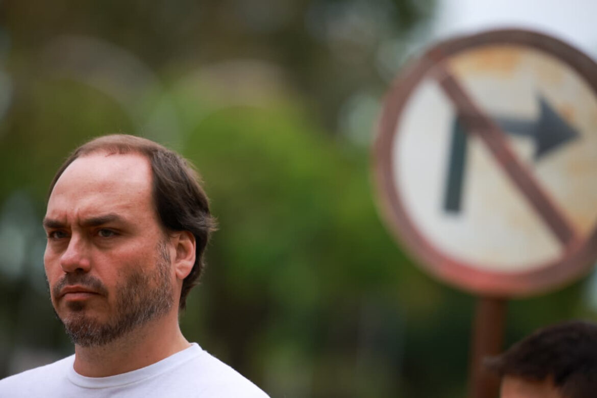 carlos-sobre-tentativa-de-golpe:-bolsonaro-nao-estava-aqui