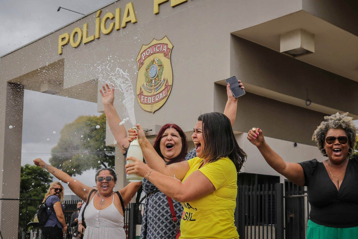 deputados-de-pt-e-psol-celebram-fim-do-julgamento-de-bolsonaro-no-stf