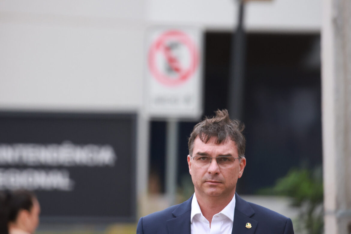 momento-sombrio,-diz-flavio-apos-stf-concluir-processo-de-bolsonaro