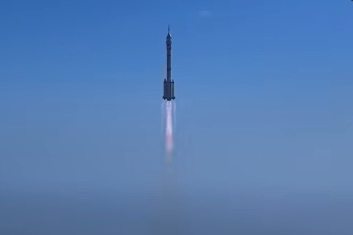 china-lanca-foguete-para-resgatar-astronautas-presos-no-espaco