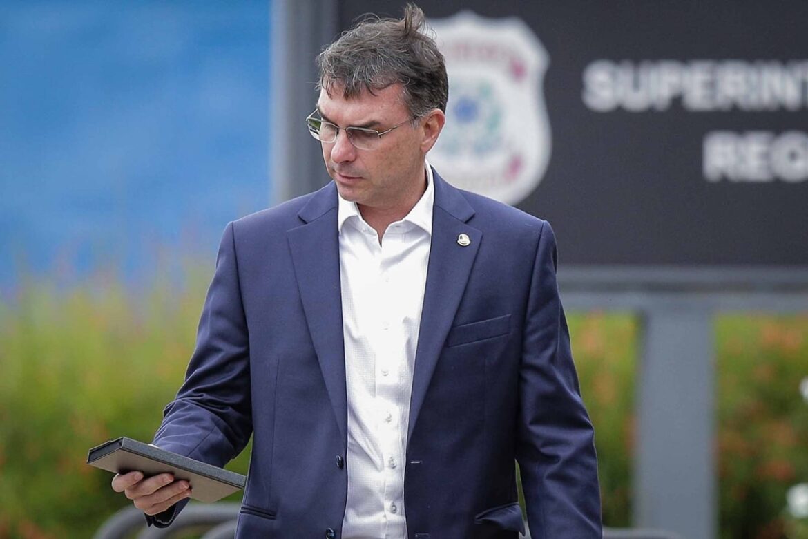 flavio-bolsonaro-assume-conversa-com-paulinho-da-forca-por-anistia