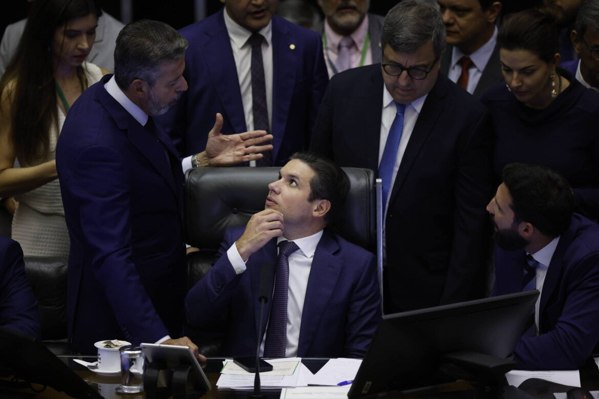 lira-se-contrapoe-a-motta-com-acenos-a-governo-lula-durante-ato-do-ir