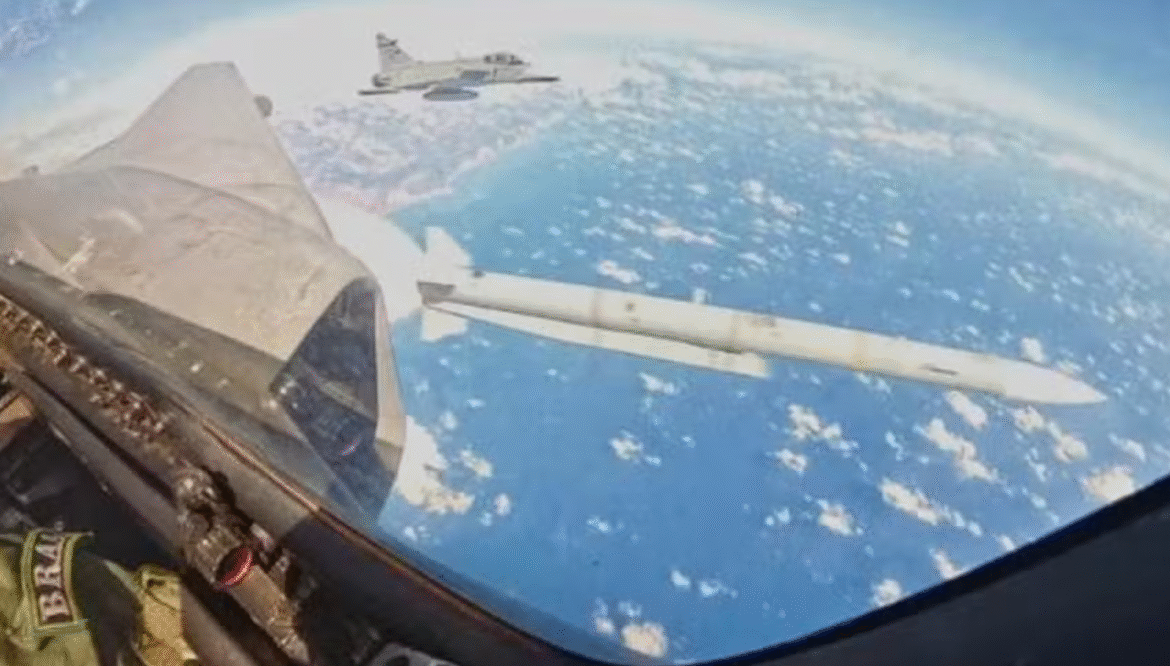video:-fab-realiza-primeiro-lancamento-teste-do-missil-meteor-em-caca-gripen-no-rn