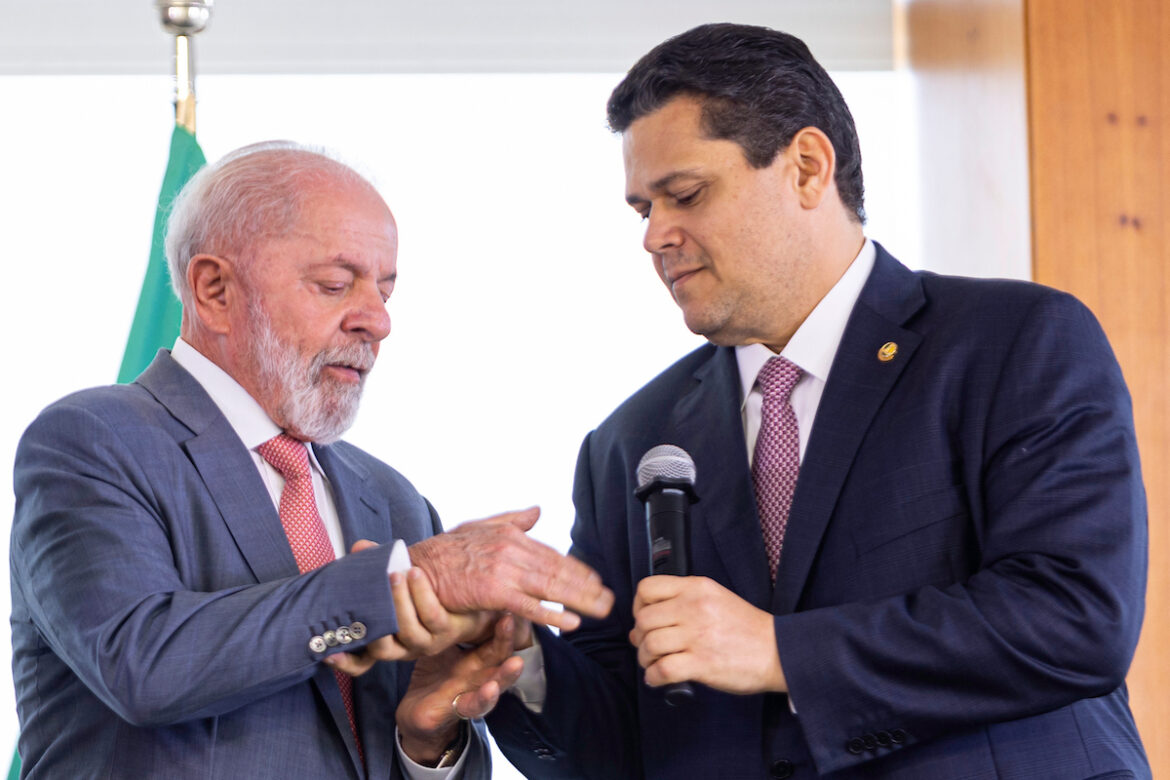por-messias,-lula-prioriza-emendas-de-bancadas-de-alcolumbre-e-relator