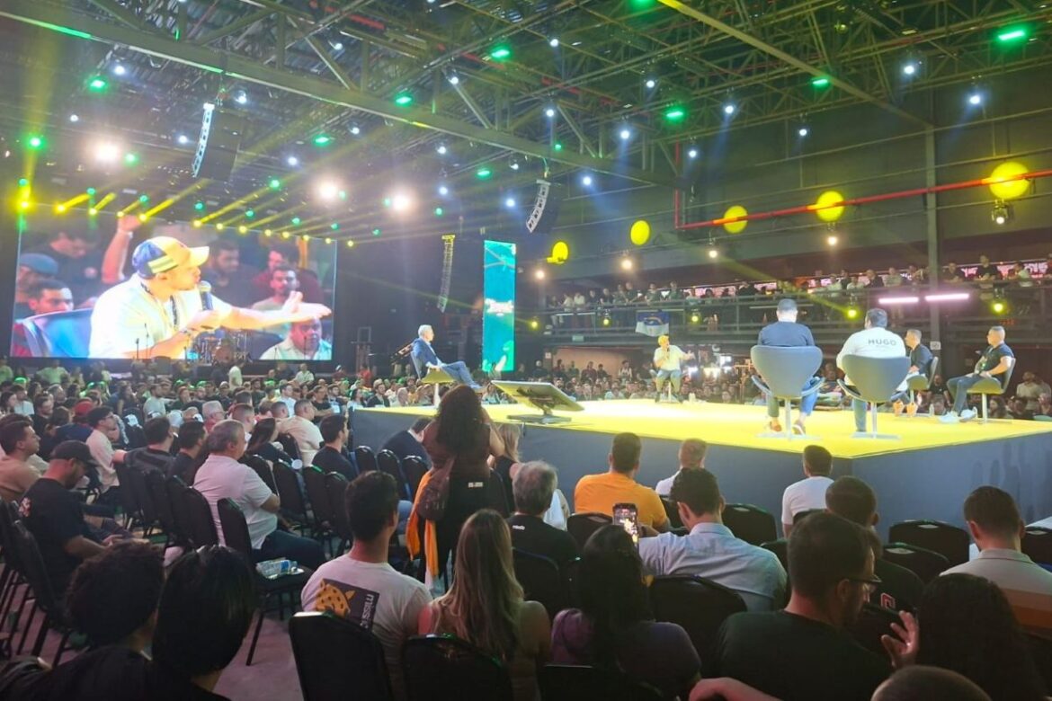 com-partido,-mbl-quer-formar-nova-direita-sem-ceder-a-jovem-de-terno