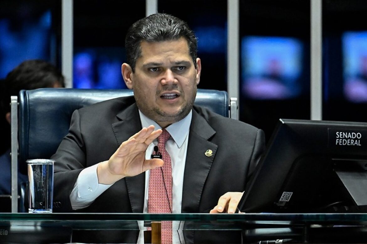 alcolumbre-critica-demora-em-envio-da-indicacao-de-messias-ao-senado
