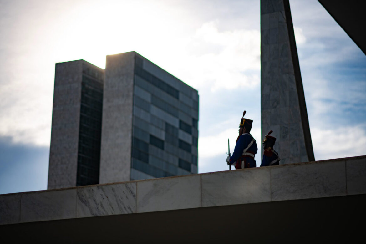 um-governo-de-transacao-tem-seus-limites-(por-roberto-brant)