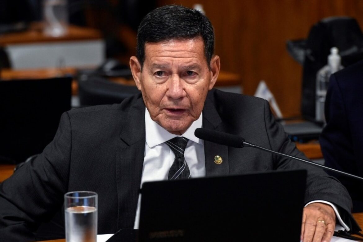 moraes-da-5-dias-para-defesa-de-heleno-opinar-sobre-visita-de-mourao