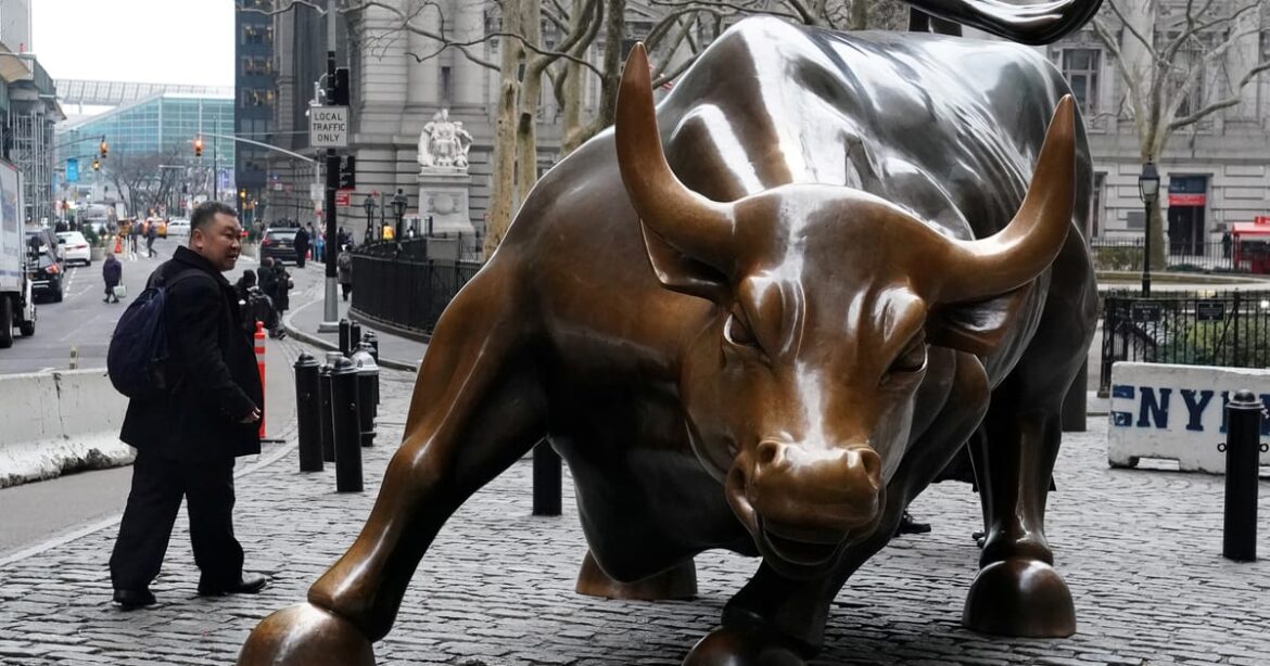 wall-street-sobe,-futuros-voltam-a-ser-negociados-apos-interrupcao-global