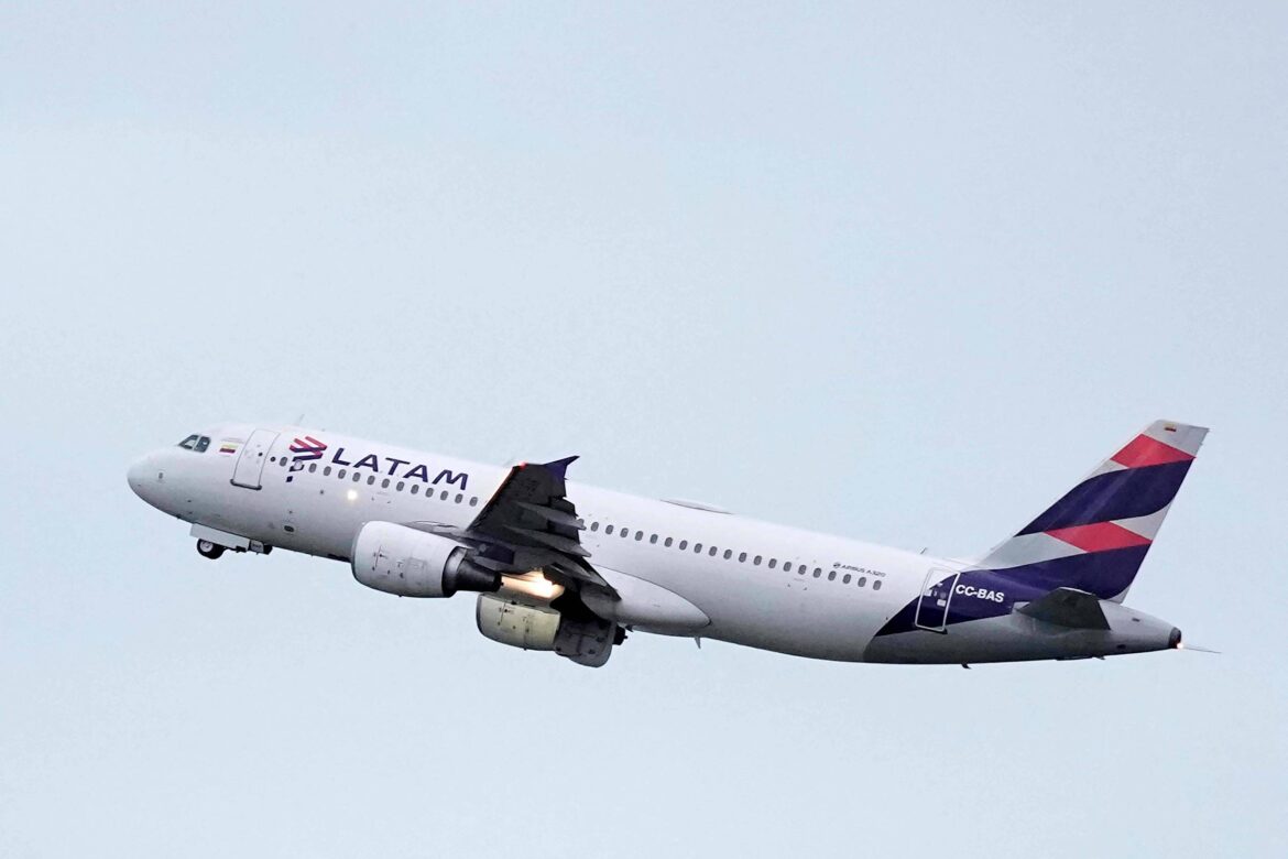 procon-paulistano-notifica-latam-por-banheiros-'premium'-em-aeronaves