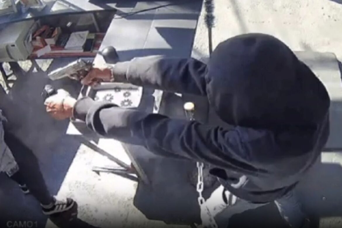 homem-usa-duas-armas-para-atirar-contra-ex-em-pastelaria-na-zona-norte