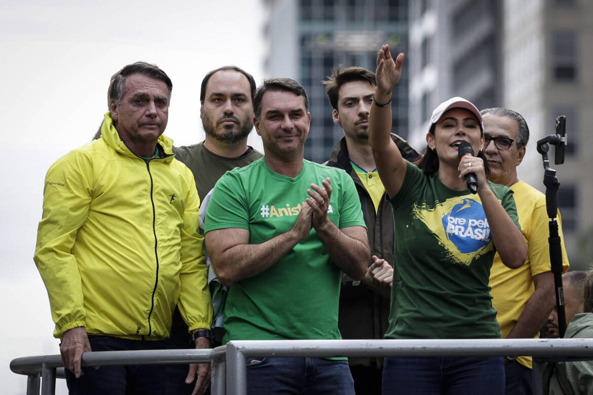 flavio-visita-bolsonaro-e-diz-que-pediu-desculpas-a-michelle-apos-criticas