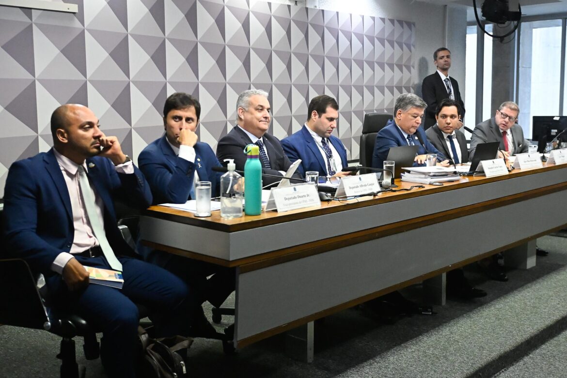 ex-ministro-de-bolsonaro-vira-alvo-em-cpmi-por-ligacao-com-master
