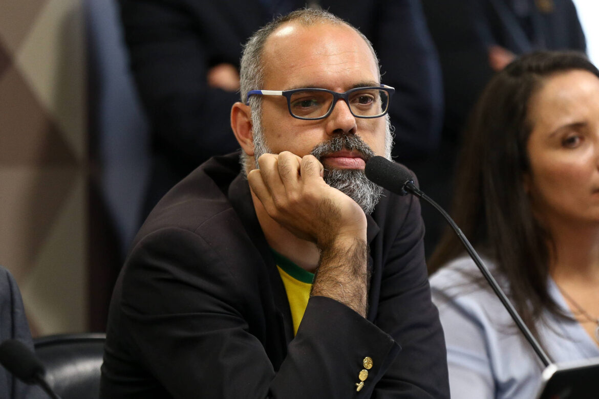 allan-dos-santos-critica-michelle-e-diz-que-ex-primeira-dama-'esta-cagando'-para-bolsonaro