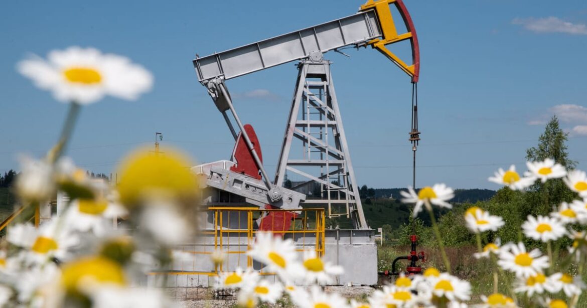 petroleo-recua-1%-com-esperancas-de-paz-entre-russia-e-ucrania-e-temor-de-excesso-de-oferta