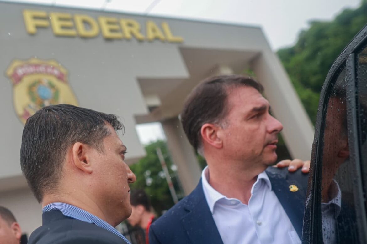 conversamos-como-adultos,-diz-flavio-bolsonaro-apos-reuniao-no-pl