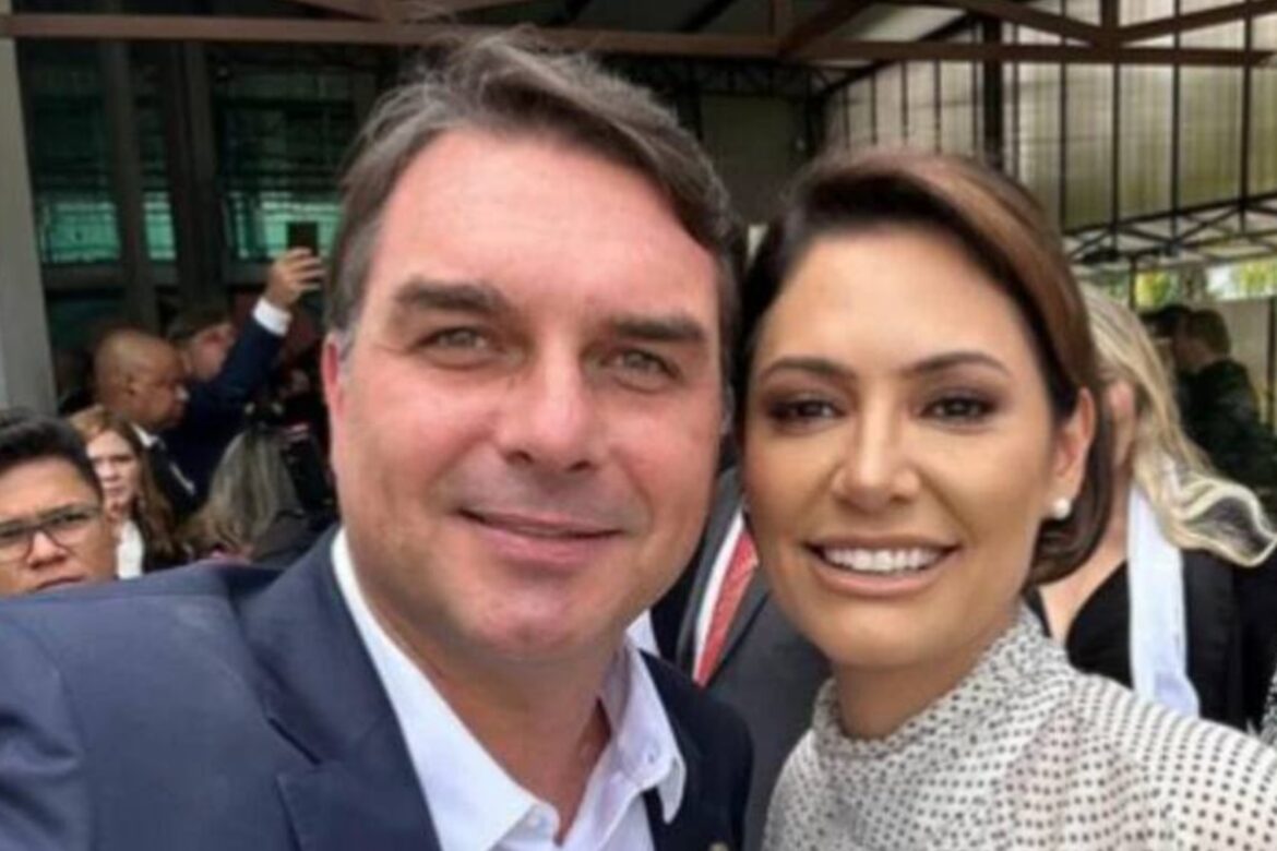 crise-no-cla-bolsonaro-projeta-michelle-como-esposa,-mae-e-lider-politica