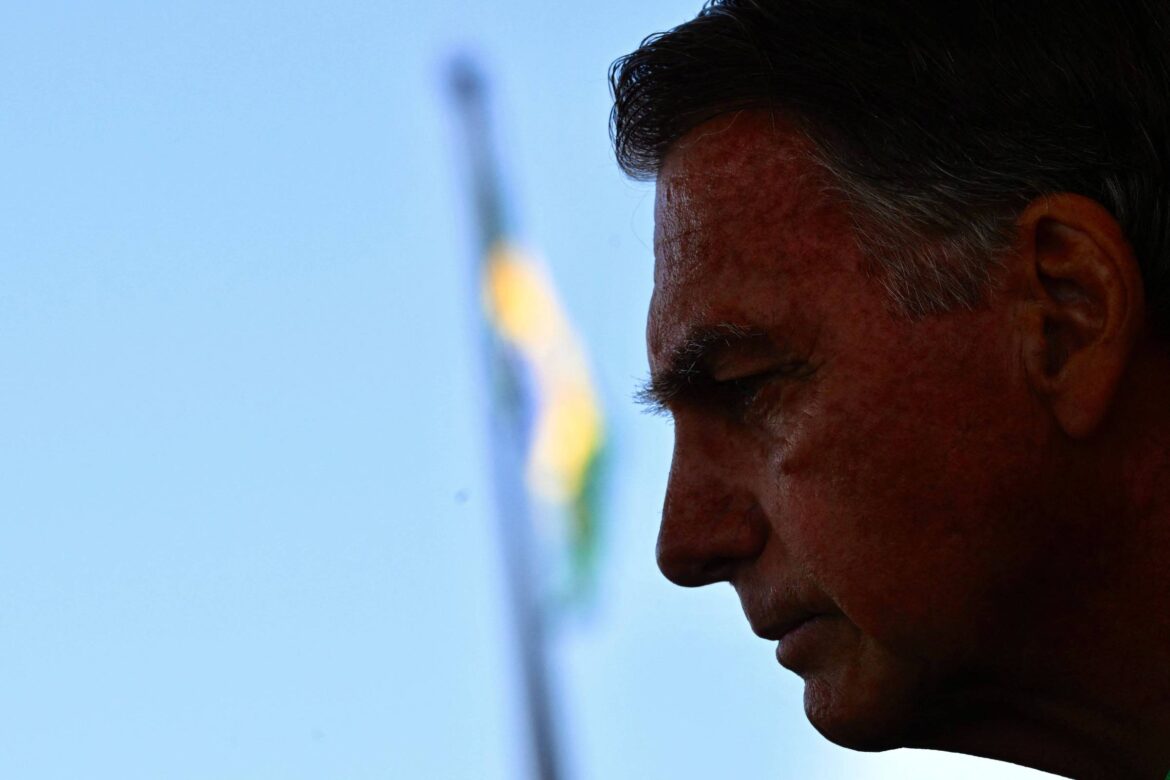 bolsonaro-pode-ir-para-semiaberto-em-2033,-estima-vara-de-execucao-penal