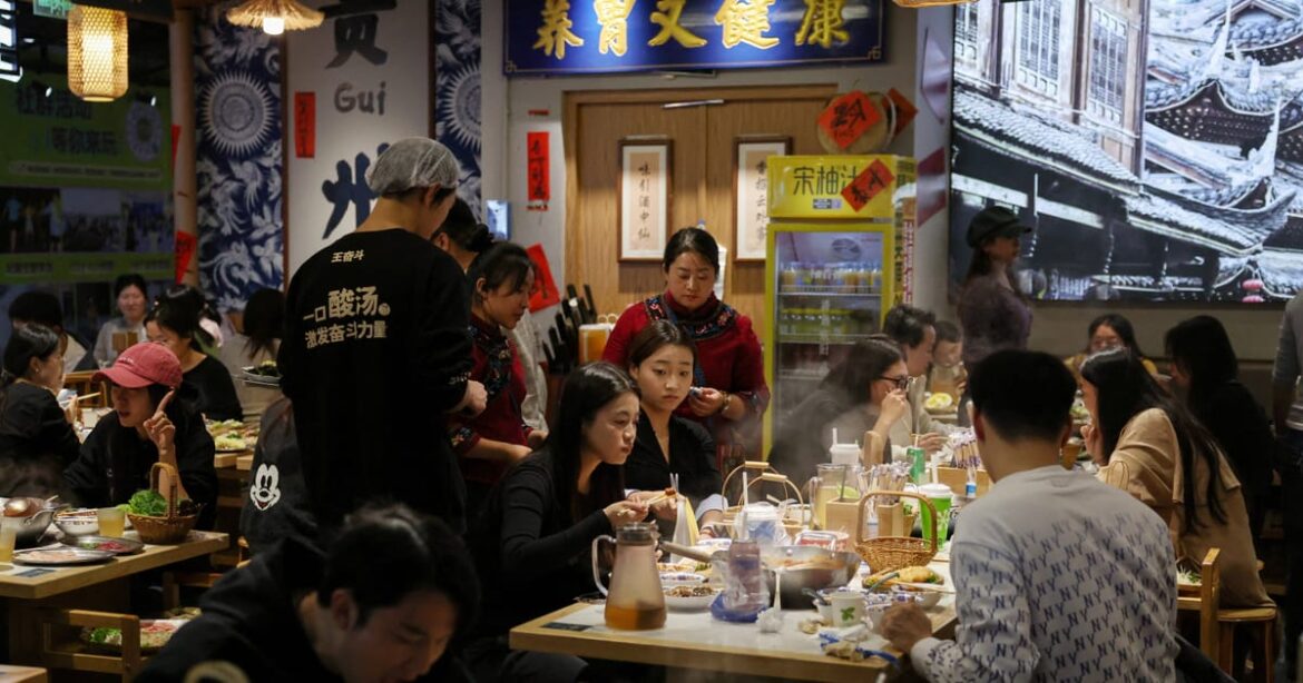 crescimento-do-setor-de-servicos-da-china-cai-para-menor-nivel-em-5-meses-em-novembro,-mostra-pmi-privado