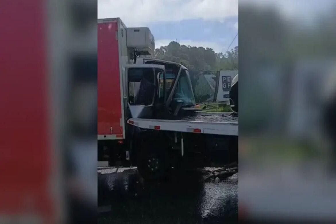 batida-de-3-caminhoes-bloqueia-totalmente-via-na-grande-florianopolis