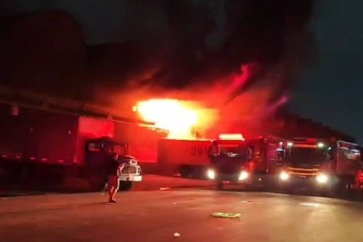 incendio-que-atingiu-a-ceasa-no-rio-comecou-em-loja-de-alimentos