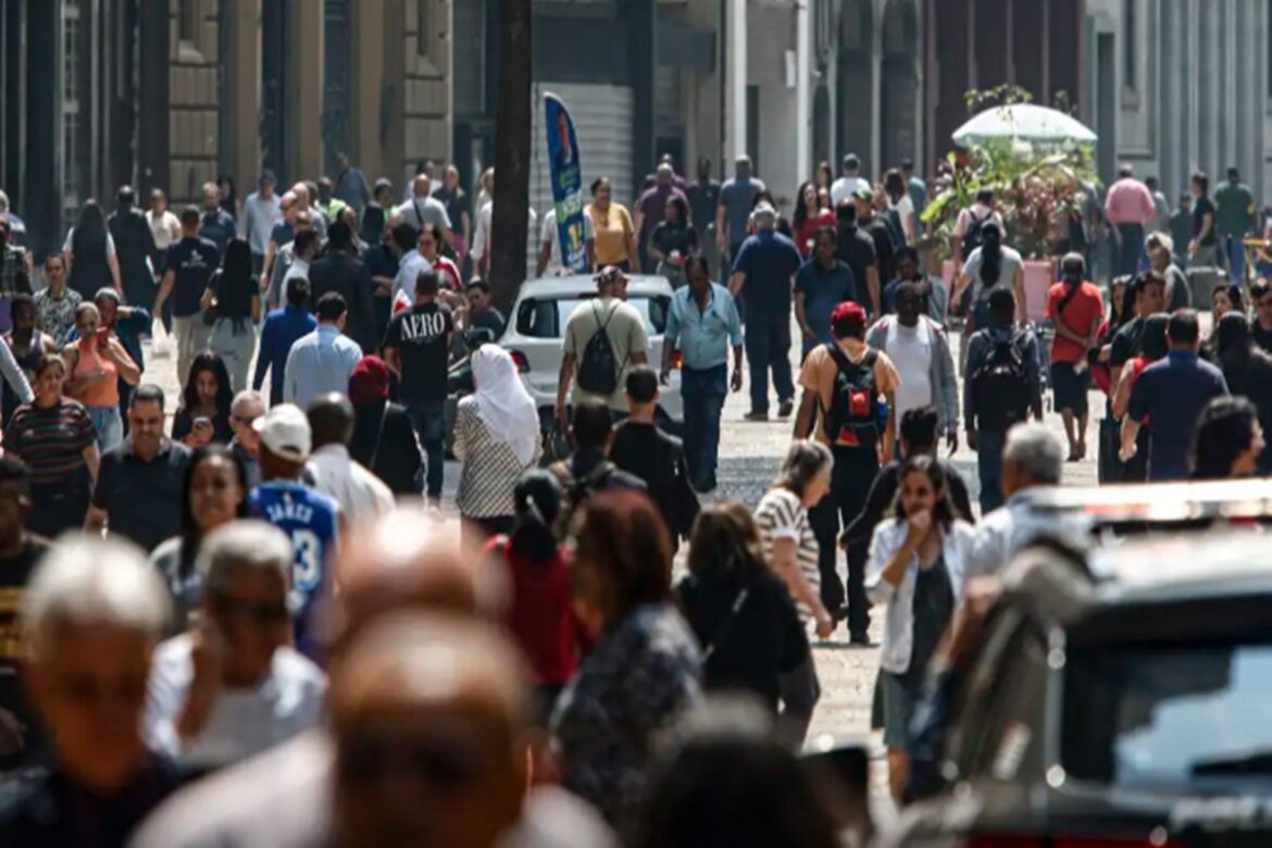 ibge:-mais-de-8,6-milhoes-deixam-pobreza,-em-melhor-numero-desde-2012