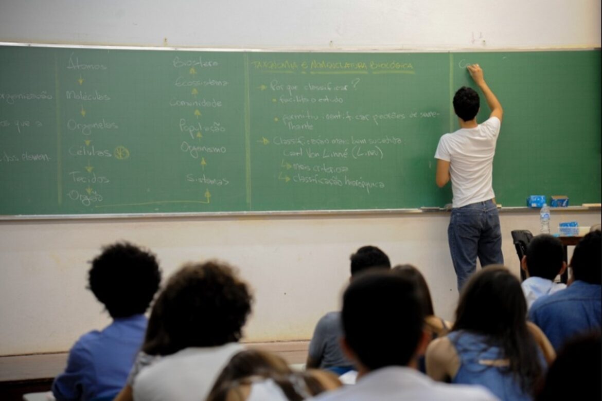 pec-que-amplia-acumulo-de-cargos-por-professores-vai-a-plenario
