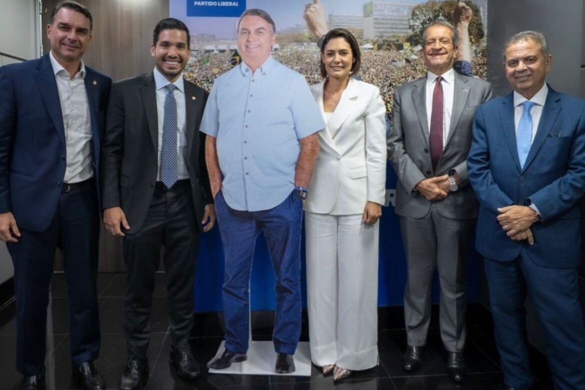 conversa:-michelle-posta-foto-com-bolsonaro-de-papelao-e-aliados
