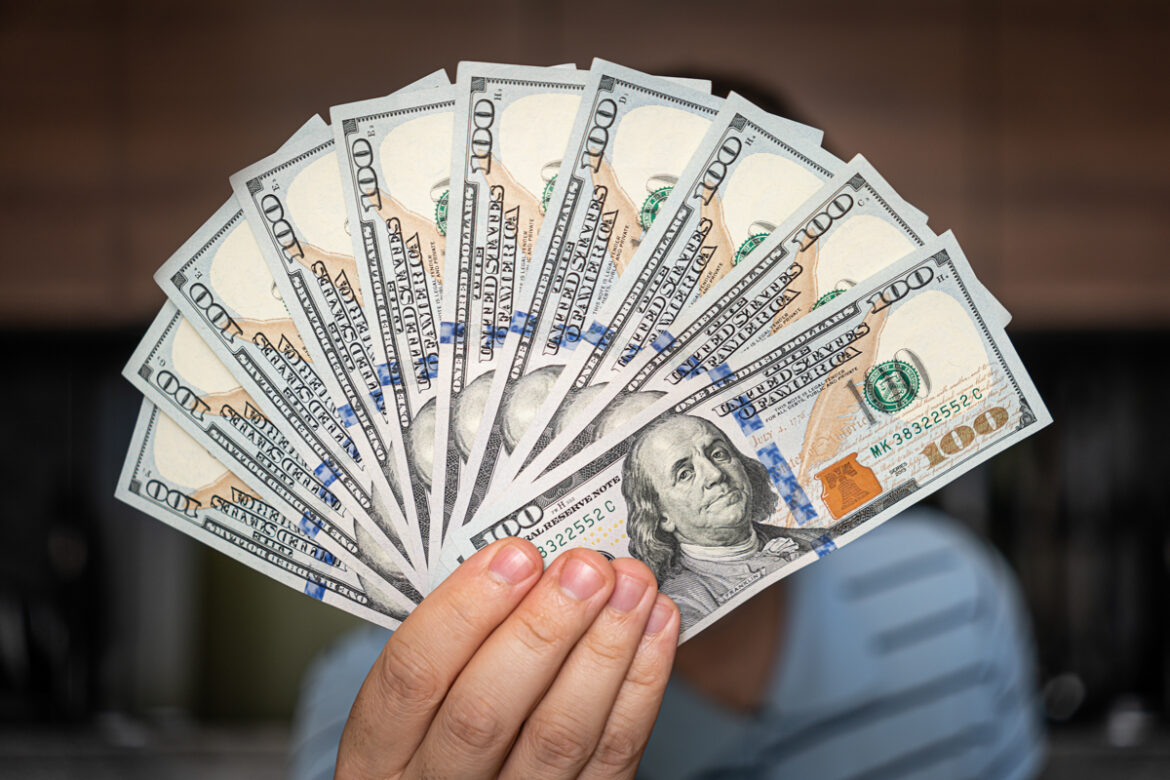 dolar-cai-e-bolsa-bate-recorde-com-consenso-de-queda-de-juro-nos-eua