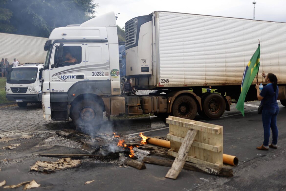 caminhoneiros-marcam-greve-para-esta-quinta-(4/12)-e-buscam-apoio