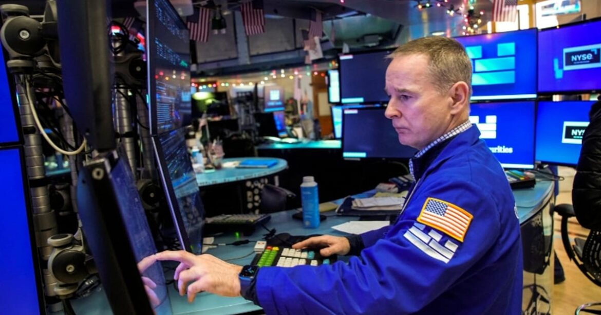 indices-sobem-conforme-dados-mantem-apostas-de-corte-de-juros-do-fed-elevadas