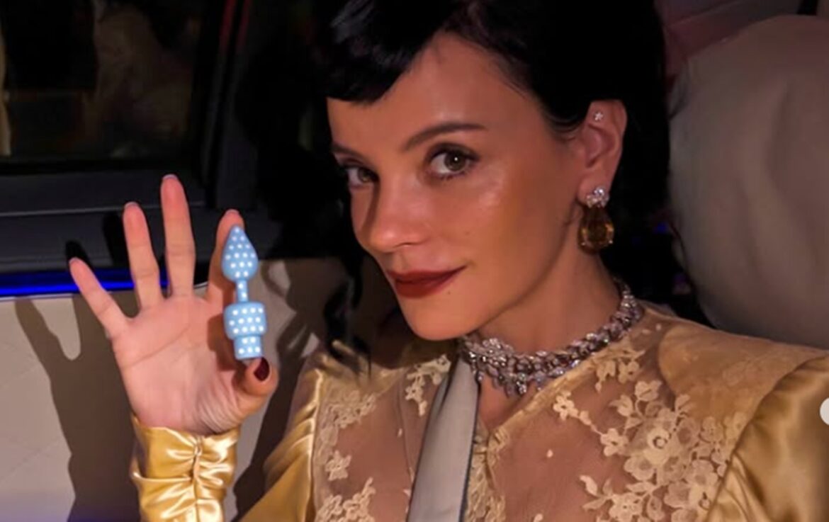 traida-por-ator-de-stranger-things,-lily-allen-viraliza-com-plug-anal