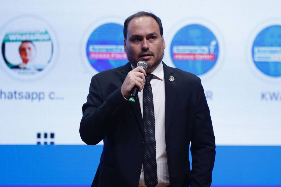assembleia-de-sp-homenageia-carlos-bolsonaro-com-maior-honraria
