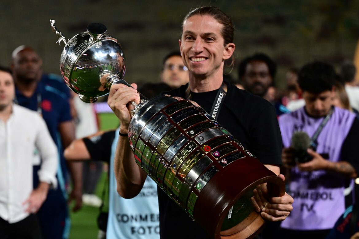 com-titulo,-filipe-luis-atinge-marca-inedita-no-futebol-brasileiro