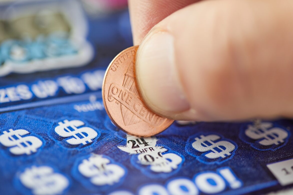 homem-ganha-r$-5-milhoes-na-loteria-apos-encontrar-bilhete-em-loja