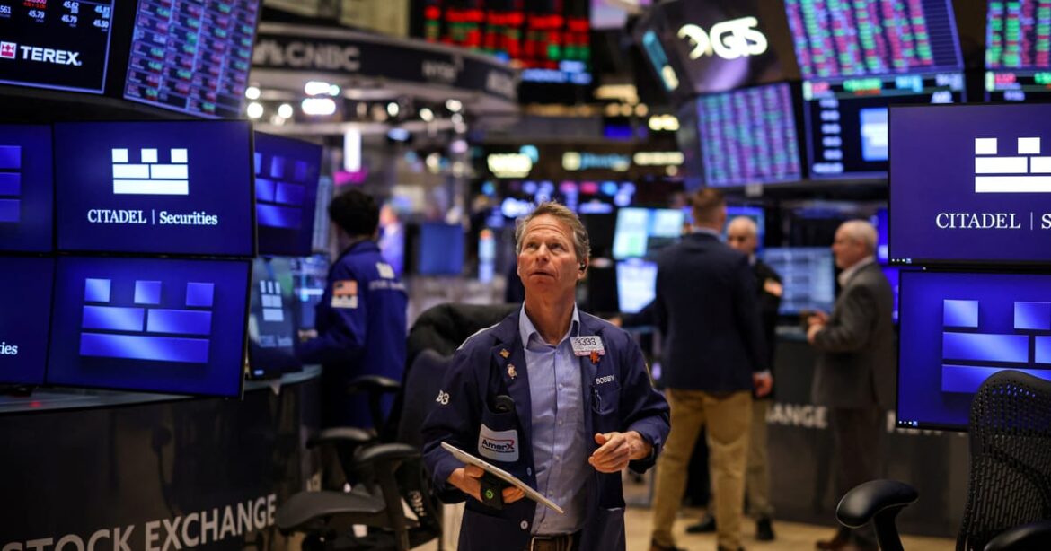 wall-street-opera-proximo-da-estabilidade-com-investidores-aguardando-decisao-do-fed