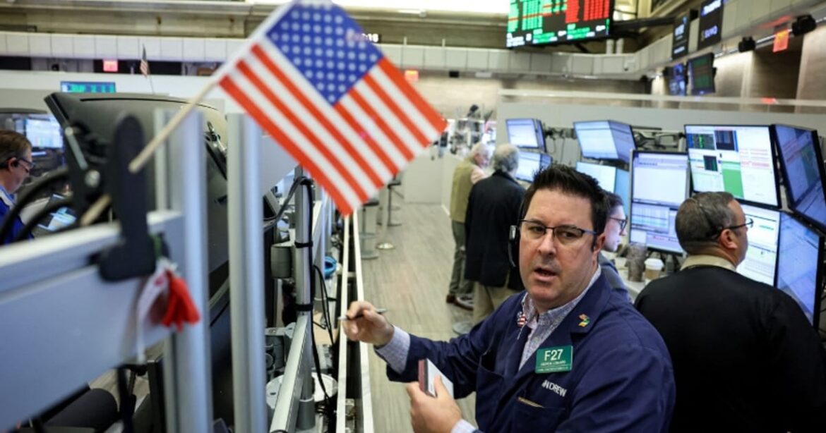 indices-fecham-quase-estaveis-com-impulso-de-apostas-de-corte-do-fed,-mas-pressionados-pela-amazon
