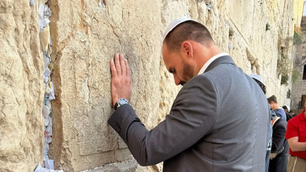 em-israel,-eduardo-deixa-bilhetinho-no-muro-das-lamentacoes:-solta-o-bolsonaro