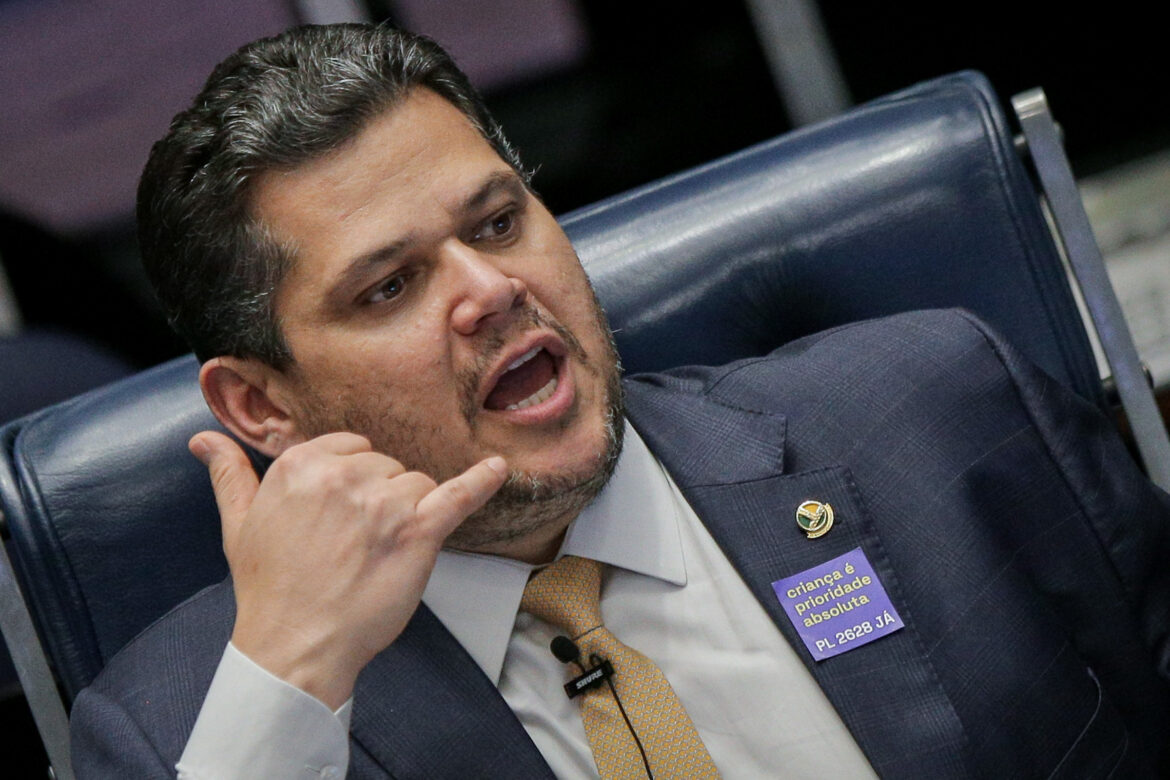 no-amapa,-alcolumbre-faz-gesto-e-diz-que-lula-tem-sensibilidade
