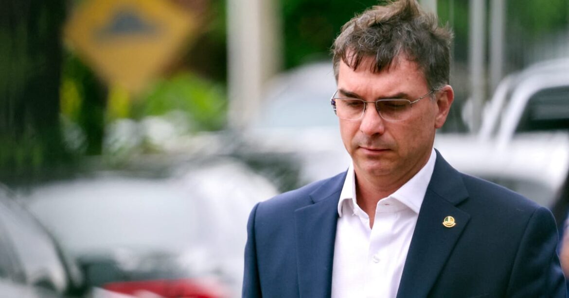 bolsonaro-sinaliza-escolha-de-flavio-como-candidato-a-presidente,-diz-cnn-brasil