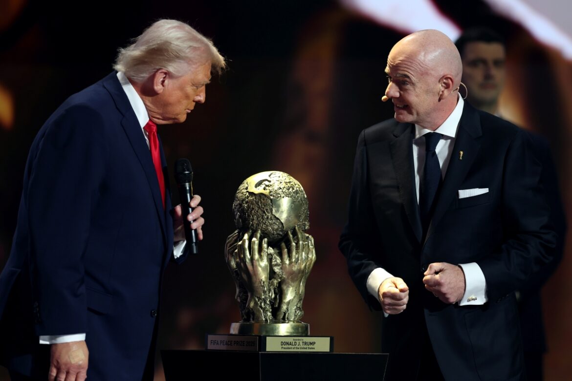 apos-receber-premio-da-paz,-trump-vive-momento-constrangedor;-assista