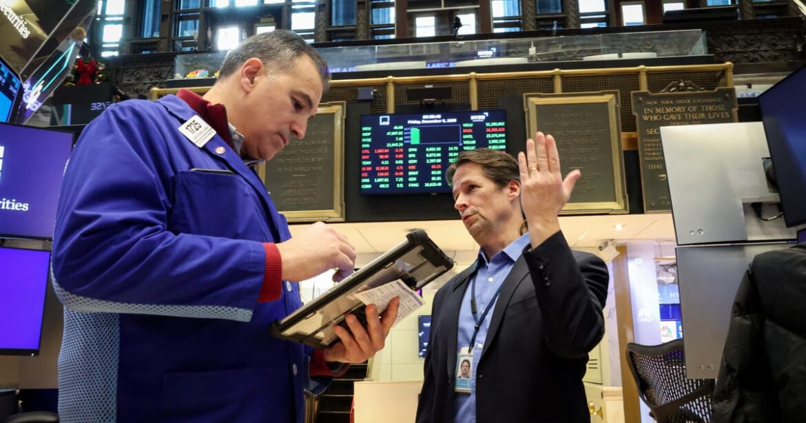 wall-st-fecha-com-leves-ganhos,-conforme-dados-mantem-as-expectativas-de-corte-do-fed