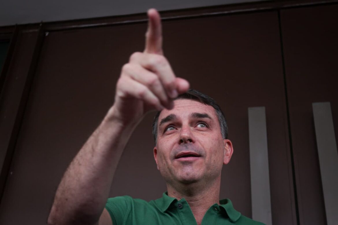 flavio-bolsonaro-diz-ter-preco-para-nao-levar-candidatura-ate-o-fim